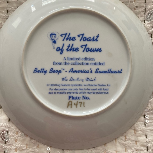 Collectible Betty Boop plate - Picture 2 of 2